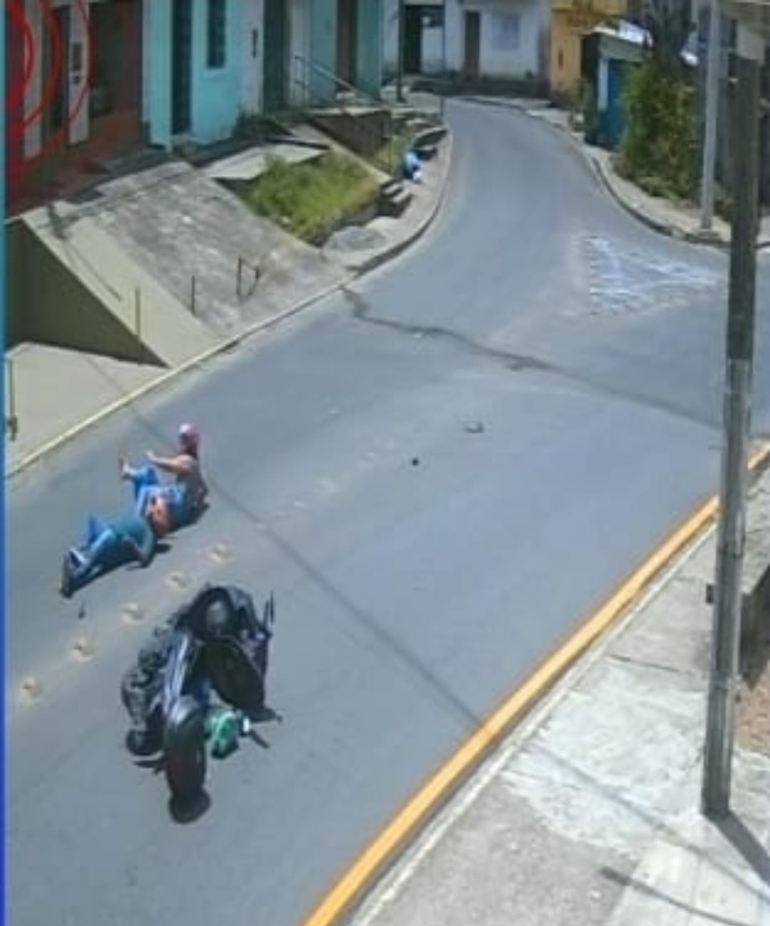 PERIGO NAS RUAS: CÂMERA FLAGRA MOMENTO EM QUE FIO SOLTO DERRUBA CASAL DE MOTO NO CENTRO DE PAULISTA