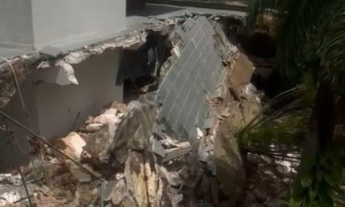 PARTE DE PREDIO DESABA NO BAIRRO DO ESPINHEIRO E AUTORIDADES INTERDITAM RUA