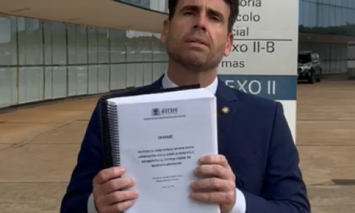EDUARDO MOURA LEVA PEDIDO DE IMPEACHMENT CONTRA JOÃO CAMPOS AO STF
