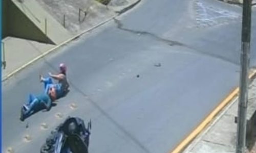 PERIGO NAS RUAS: CÂMERA FLAGRA MOMENTO EM QUE FIO SOLTO DERRUBA CASAL DE MOTO NO CENTRO DE PAULISTA