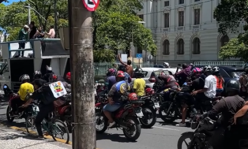 Motoristas e entregadores realizam carreata no Recife em protesto contra a insegurança