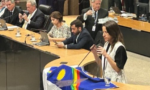 MESMO SOB PRESSÃO, RAQUEL LYRA COMPARECE À ALEPE E MANDA RECADO: “QUEM DEVE, QUE PRESTE ESCLARECIMENTOS”